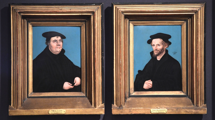 Die Bilder von Martin Luther (l.) und Philipp Melanchthon, gemalt von Lucas Cranach d. Ä., in der Ausstellung „Luthers Norden“ im Pommerschen Landesmuseum von Greifswald  