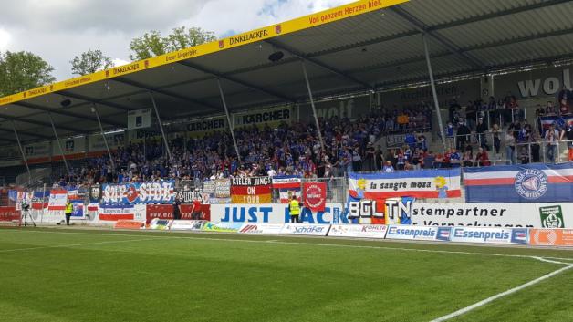 Hunderte Kieler Fans sind nach Großaspach gereist. Sie hoffen den direkten Aufstieg in die 2. Liga.