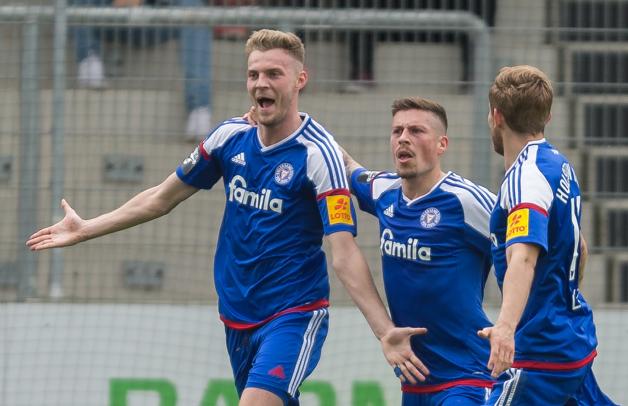 Kiels Marvin Ducksch (l-r) bejubelt sein Tor zum 1:0 mit Steven Lewerenz und Christopher Lenz. Kiels Marvin Ducksch (l-r) bejubelt sein Tor zum 1:0 mit Steven Lewerenz und Christopher Lenz.