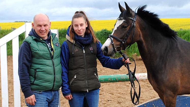 Der Vereinsvorsitzende Enrico Finck mit seiner Tochter Anna-Lena und dem Sportpony Bella auf dem Turnierplatz des Reiterhofs Finck.  