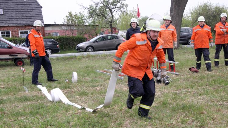 Amtswehrtreffen der Feuerwehren des Amtes Plau in Retzow: Die Freiwillige Feuerwehr Ganzlin ist an dieser Station in der Staffel mit Schlauch und Verteiler unterwegs. 