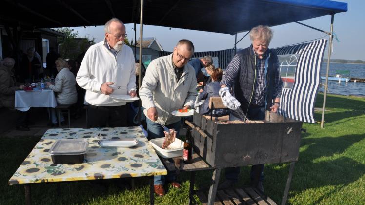 Die drei Männer, die auch gern beim gemeinsamen Kochen einmal im Monat im Vereinshaus dabei sind, haben diesmal das Grillen übernommen: Jürgen Klabunde, Ulrich Reichel und Jürgen Materlik (v.r.).   Fotos: Rüdiger Rump 