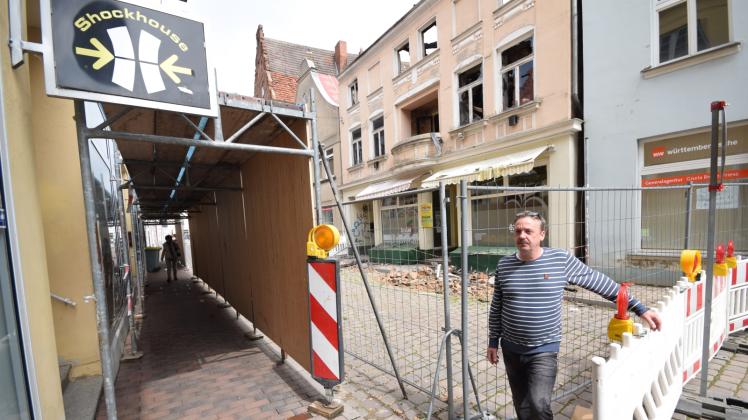 Hat seinen Laden direkt gegenüber der Brandruine und jetzt mitten im Fußgängertunnel: Geschäftsinhaber Dietmar Ode.  