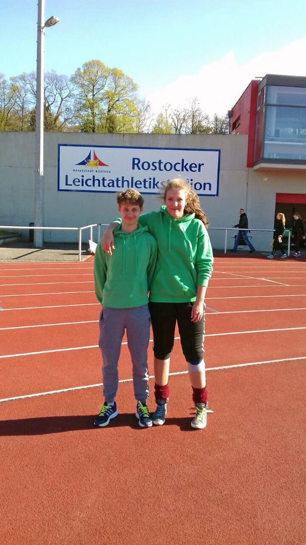 Tim Rädler und Lina Lohöfener im Rostocker Stadion