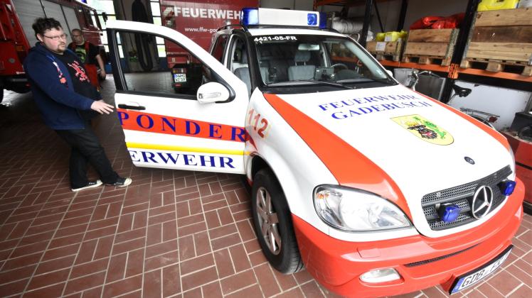 Das Ersthelfer-Fahrzeug der Feuerwehr verfügt über alle notwendigen Einrichtungen wie einen Defibrillator, der bei einem plötzlichen Herzstillstand Leben retten kann.