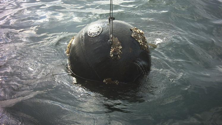 Gefährlicher Fund: Vor Kiel wird eine  Seemine geborgen. Fotos: MBD 