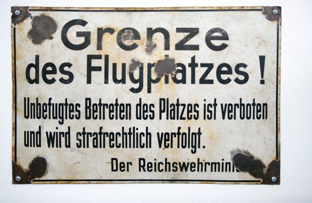 In Rechlin zu sehen: Historisches Warnschild und Pilotenkanzel