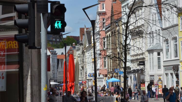 Neuer Blickfang zwischen Holm und Großer Straße: Zwei grüne Frauen mit Herz in der Fußgängerzone – ein Zeichen gegen Homophobie. 