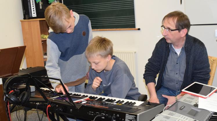 Das iPad auf dem Synthesizer: David und Felix (M.) lernen bei Jörg Uwe Andrees.  