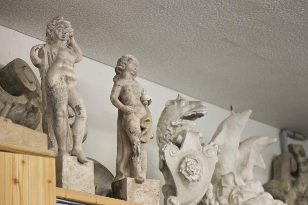 Einige teils historische Schätze lagern in der Werkstatt. Denn werden Steinarbeiten restauriert, bleiben die ursprünglichen Werke zurück.