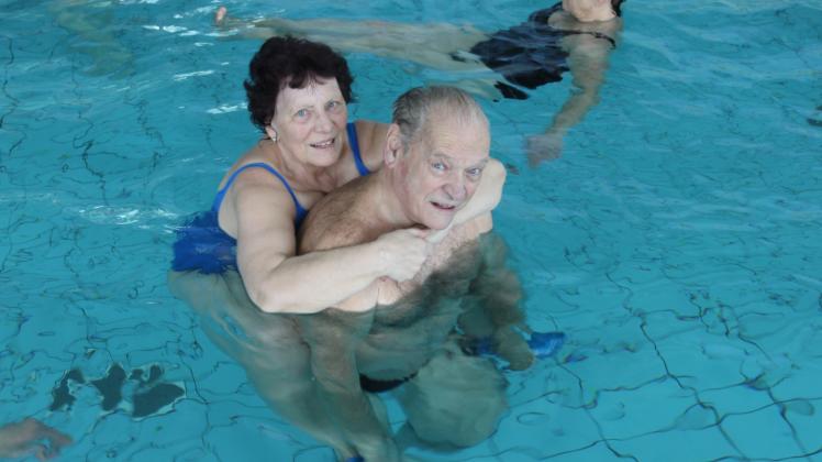 Das Ehepaar Möbius tummelt sich liebend gern im Wasser. Und das aus verschiedenen Gründen.