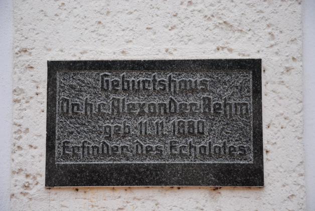 Mit einer Tafel am Geburtshaus ehrt die Stadt Sternberg den Erfinder Alexander Behm.  