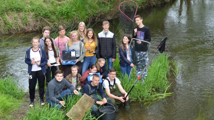 Die Biologie-Gruppe untersuchte das Wasser von Radegast, Stepenitz und Ostsee.  