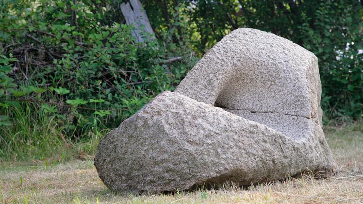 „Teilen“ von Paul Hoffmann; Granit aus dem Harz, 3-teilig, zu sehen im Kaarzer Schlosspark.  