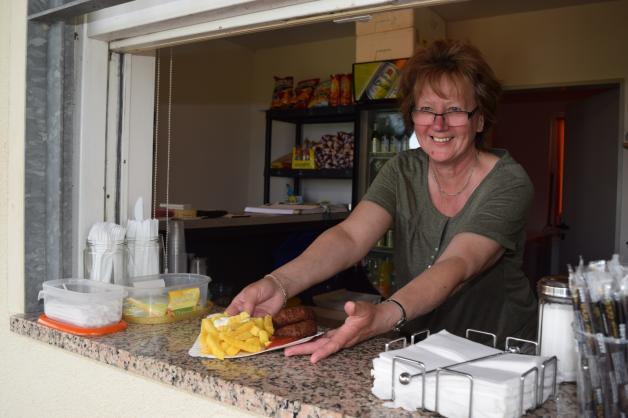 Einmal Boulette mit Pommes bitte! Angelika Beck umsorgt am Kiosk hungrige Wasserratten. Fotos: franziska gutt Einmal Boulette mit Pommes bitte! Angelika Beck umsorgt am Kiosk hungrige Wasserratten. Fotos: franziska gutt