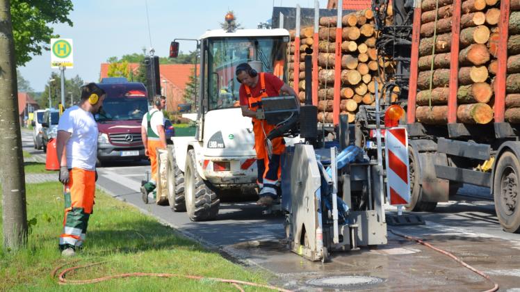 Gestern Mittag in der Dömitzer Straße in Eldena: Die Arbeiten zur Erneuerung der Fahrbahn auf der B 191sind in vollem Gange.  