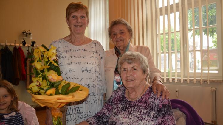 Carmen Wegner (l.) und Sigrid Westendorf (Mitte) überreichten Ingeborg Harras zu ihrem sportlichen Jubiläum Blumen.  