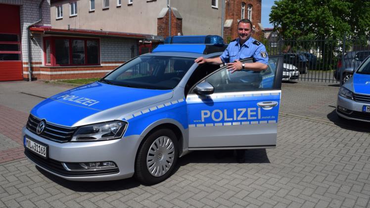 Mit Berliner Uniform in Bützow unterwegs: Volker Lucas hospitierte zwei Wochen im hiesigen Polizeirevier.  