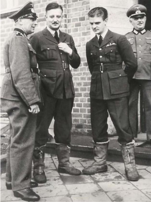Eine Woche nach Kriegsausbruch in Gefangenschaft: Staffelführer S. S. Murray und Co-Pilot Alfred Burke Thompson (Mitte) von der kanadischen Luftwaffe. 