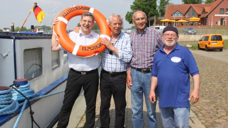 Die Stimmung ist gut unter Freunden: Bürgermeister Hermann, der Elmshorner Siegfried Konjack, der Wittenberger Bernd Gerhardt und Hans Barzel bei der Begrüßung.  
