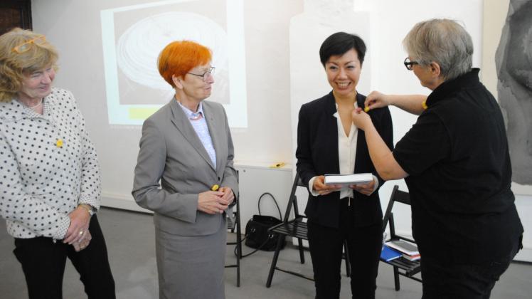 Nach der Präsentation erhielt Xiao Xiao  eine Anstecknadel von Kerstin Döring (r.) vom Verein „Uecker in Schwerin“. Mechthild Bening (l.) und Dr. Kornelia von Berswordt-Wallrabe gratulierten. 