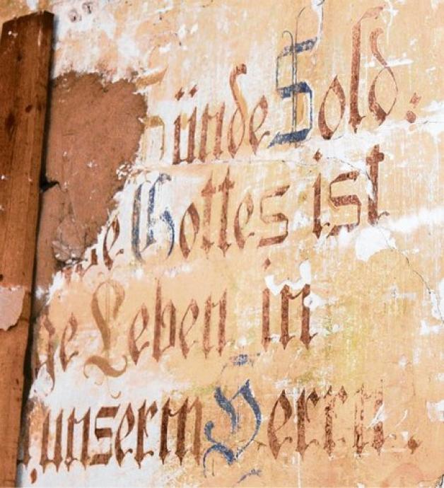 Freigelegt: Schriften im Kirchenraum.