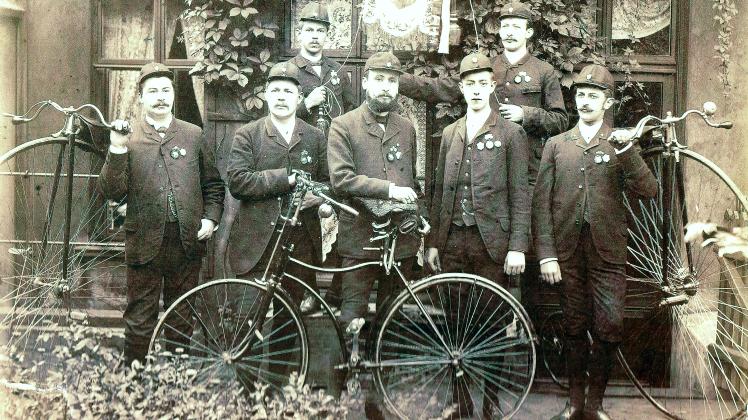 Der Vorstand  des Altonaer Bicycle-Clubs um 1890. Gregers Nissen ist hinten rechts zu sehen, an den Seiten stehen Hochräder.