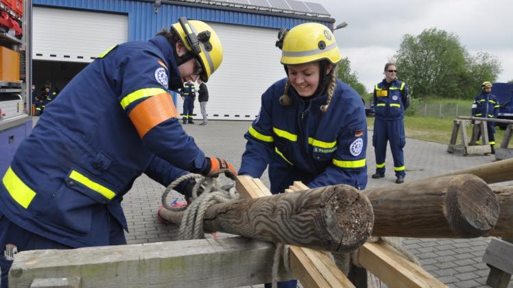 Zur Rettung von Verletzten aus einem Schacht müssen die Helfer des THW das Binden eines Dreibocks beherrschen. Fotos: Holger Glaner 