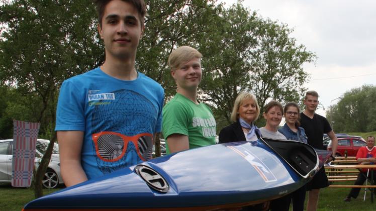 Sie präsentieren das neue Boot: Maximilian und Julius Pleße, Marita Andres, Christiane Kunze, Luisa und Moritz Stoffers. 