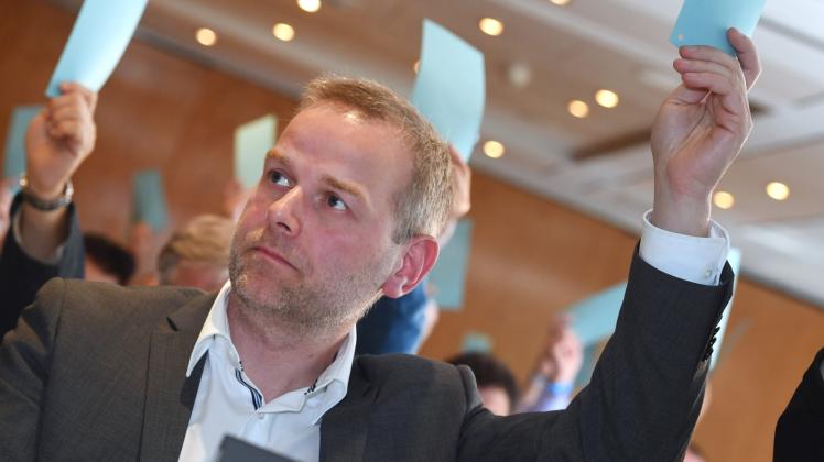AfD-Landesvorsitzender Leif-Erik Holm stimmt in Binz (Vorpommern-Rügen) auf dem Landesparteitag über Anträge ab. Der Parteichef will bei der Bundestagswahl als Direktkandidat im Wahlkreis von Bundeskanzlerin Merkel antreten.  