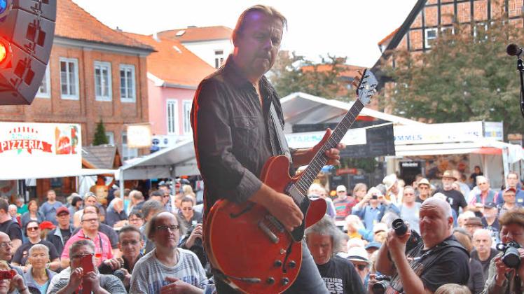 Andy Egert, einer der bekannteste Blues-Musiker der Schweiz, heizte den zahlreichen Gästen gestern mit seiner Band ein.
