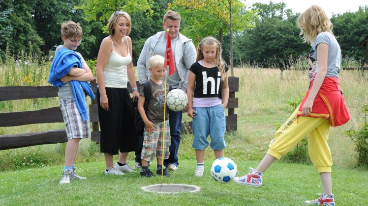 Viel Gefühl gefragt: Fußball-Golf ist für die ganze Familie geeignet.  