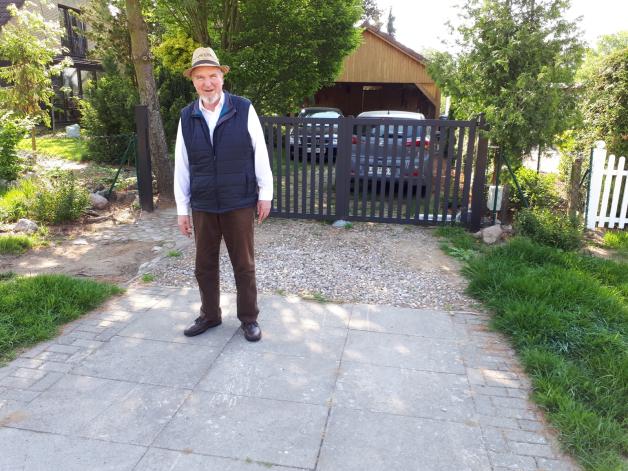 Jochen Stopperam wartet noch auf die Baufirmen, denn die Auffahrt muss gemacht werden. Jochen Stopperam wartet noch auf die Baufirmen, denn die Auffahrt muss gemacht werden.