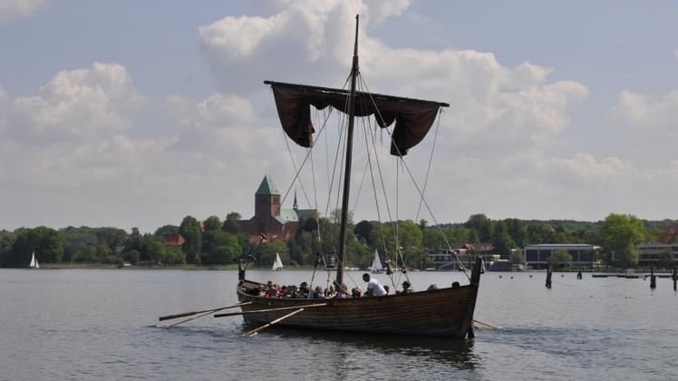 Zum Abschluss des „Gut drauf“-Wochenendes ruderten die 22 Mädchen und Jungen im Slawenboot über den Ratzeburger See. Fotos: Holger Glaner 
