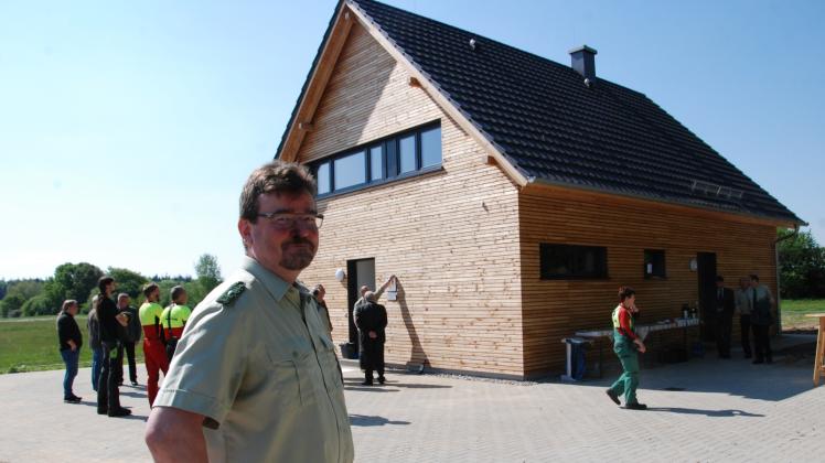 Seit 23 Jahren Revierleiter in Oettelin: Gerd Salomon freut sich über das neue Arbeits- und Wohnhaus.  Fotos: Ralf Badenschier 