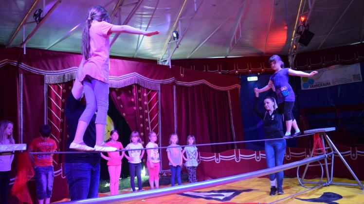 Hoch auf dem Seil werden Lina und Caroline geführt von Monika Woitschak (l.) und Chantal Kaselowski vom Mitmach-Zirkus Smiley.  