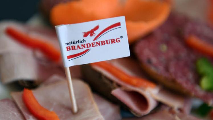 Die Fähnchen mit der Aufschrift „natürlich Brandenburg“ werden auf der Brandenburger Landwirtschaftsausstellung ab Donnerstag die Stände prägen.  