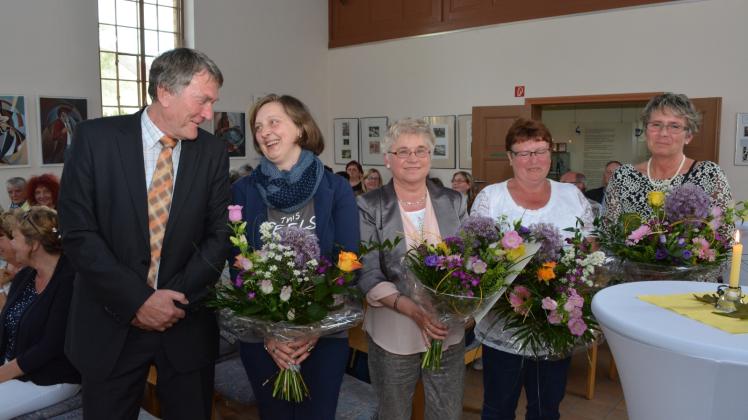 Weiß Krakows Zukunft stets in guten Händen: Bürgermeister Wolfgang Geistert mit Diana Sosna, Lucia Dirks, Gabriele Lakatsch und Heliana Ziems (von links) Weiß Krakows Zukunft stets in guten Händen: Bürgermeister Wolfgang Geistert mit Diana Sosna, Lucia Dirks, Gabriele Lakatsch und Heliana Ziems (von links)
