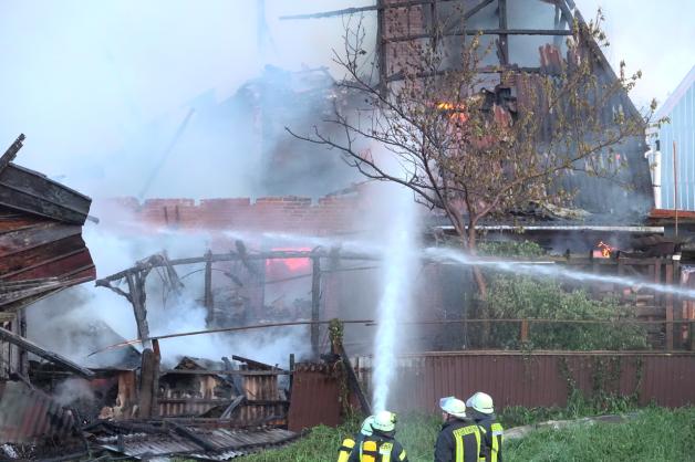 Die Werkstatt wurde durch das Feuer und die Explosion zerstört.