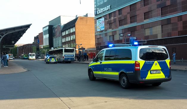 Polizei nach der Messerstecherei am Flensburger ZOB.
