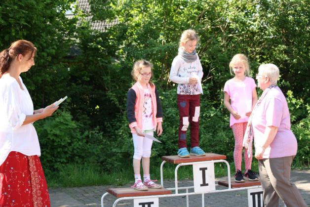 Gratulation von Erika Förster von der Gemeindebibliothek. Zum ersten Mal lasen auch Schülerinnen aus der 1. Klasse: Emma Kalla (1. Platz), Julia Dabergott (2.) und Hannah Nele Ridder (3.). 