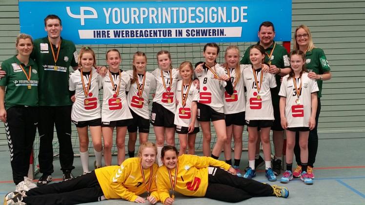 Die E-Junioren-Handballmädels des SV Grün-Weiß Schwerin haben sich bei der Landesbestenermittlung auf Platz eins gespielt. 