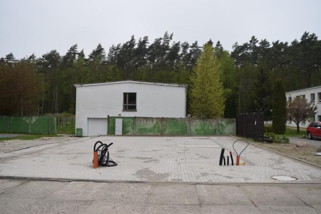 Vor Ort alles vorbereitet ist in Warin für den zum Juni avisierten neuen Brandcontainer sowie den dazu gehörenden kleinen Leitstand (linke Anschlüsse). Vor Ort alles vorbereitet ist in Warin für den zum Juni avisierten neuen Brandcontainer sowie den dazu gehörenden kleinen Leitstand (linke Anschlüsse).