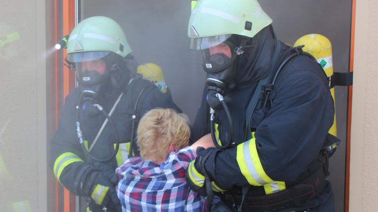 Die Rettung von Menschenleben hat für Feuerwehrleuteoberste Priorität. 1400 Atemschutzträger zählen aktuell die ca. 100 Freiwilligen Feuerwehren im Nordwesten.