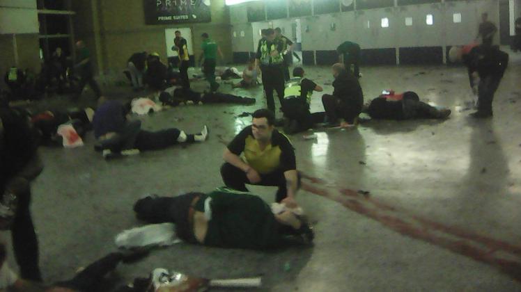 Helfer bemühen sich im Foyer der Manchester Arena in Manchester um Verletzte. 
