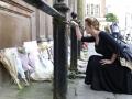 Eine Frau betet gestern vor der St Ann&apos;s Kirche in Manchester  
