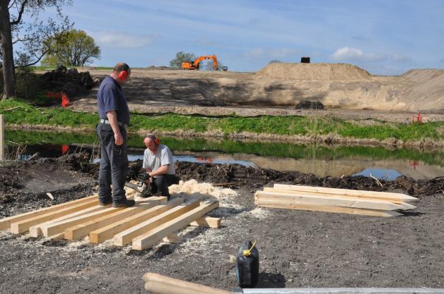Vorbereitende Arbeiten für die Fundamente. Auf einer Länge von 87 Meter wird die neue Brücke die Elde überspannen. Vorbereitende Arbeiten für die Fundamente. Auf einer Länge von 87 Meter wird die neue Brücke die Elde überspannen.