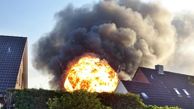 Als der 3000 Liter fassende Flüssiggas-Tank zu heiß wurde, explodierte er. Dadurch entstand ein großer Feuerball. 
