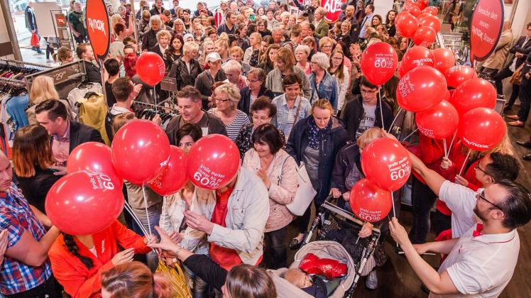 Rote Luftballons zur Begrüßung: Hunderte Schweriner kamen zur Eröffnung der Filiale im ehemaligen Real-Markt.  