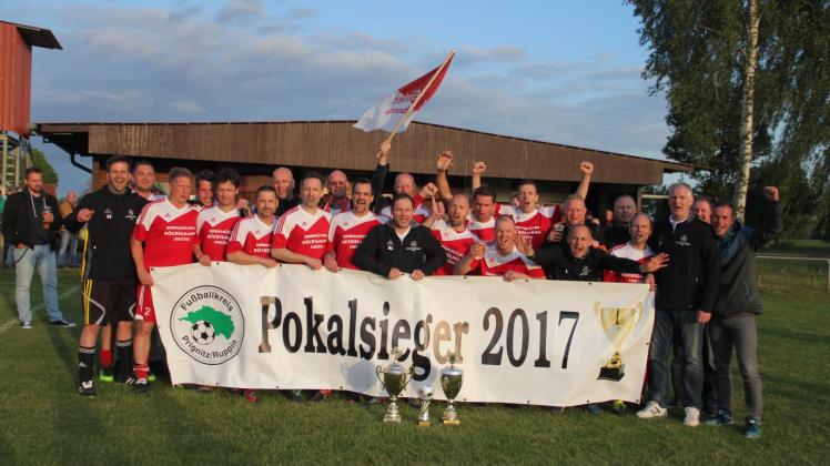 Die Altherren-Fußballer des SSV Einheit feiern ausgelassen ihren erneuten Triumph im Kreispokal. Bereits vor zwei Jahren hatten die Perleberger die Trophäe errungen.  